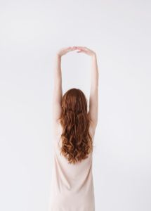 女人背面的照片_醉美女人背影艺术照，神秘气质惹人爱，适合艺术展与个人相册，快来评论区聊聊！