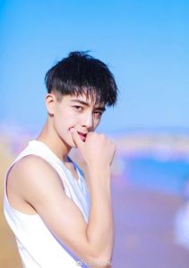 15岁学生帅气男生照片_阳光帅气15岁少年照，腹肌线条明显，适合做头像背景图，学生证班级墙报参考