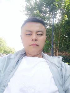 农村男生照片现实_农村小伙田边笑，朴实生活引共鸣，你最想干啥？