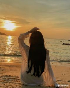 一个人面对夕阳寂寞的图片_夕阳下孤独背影，抒发心情的忧伤瞬间
