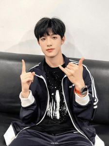16帅气男生多张照片_16岁帅哥图集，真实青春活力，头像简介配图优选