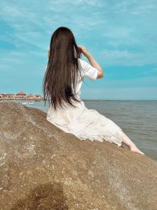 一个人看海背影女图片_美女海边背影图，独立安静显深度，适合海洋旅行自由主题，快来评论区聊聊你喜欢这种背影图吗？