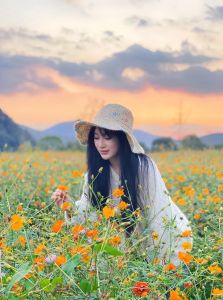 花中女人风景图片_朋友圈拍美照，花与美女，分享美好生活！