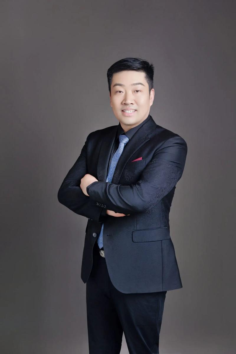 男士照片40岁的照片_显成熟魅力，适合社交商务