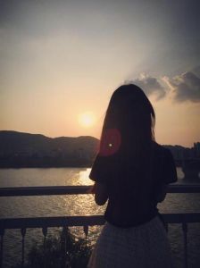 唯美孤独伤感美女图片_高清安静，适合做全面屏手机壁纸