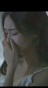 让女人看了心疼你流泪_心里难受别硬撑，懂你一句就暖心