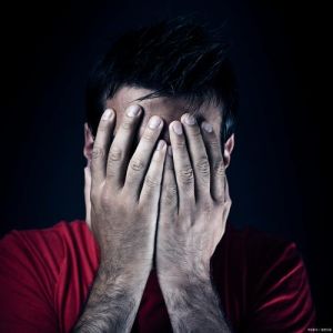 男人心情压抑想哭的图片_男人压力大落魄无助，孤独难耐谁懂？