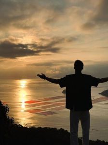 一个沧桑男人的背影图片_沧桑大叔背影，孤独又深沉，你拍过吗？