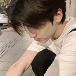 ins高冷男头男生_ins个性男头照，黑白动漫风，彰显独特品味！