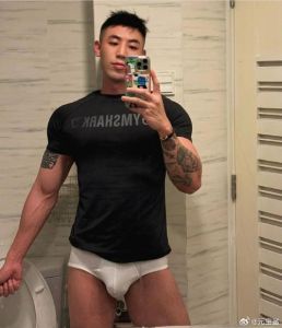 男士大包图_时尚男士大包与灰裤穿搭，休闲上班皆宜，清晰有型，适合时尚杂志服装店或博客展示