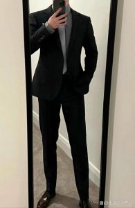 男士正装对镜子头像霸气_男士西装自拍显气势，适合个人简介和社交头像，重要场合必备