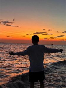 男生坐在海边背影头像_海边夕阳男头像背景，安静帅气，分享你的海边故事
