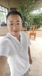 42岁男生照片帅气_42岁帅哥上镜，成熟有活力！你觉得哪个年纪最帅？评论区聊聊！
