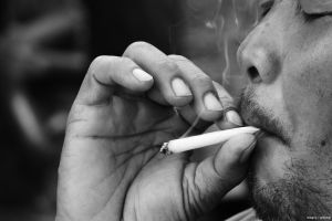男人抽烟的伤感图片_抽烟的男人很失落，分享你的故事