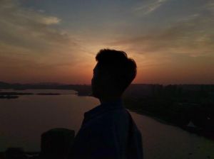 男生看日落背影头像_海边看夕阳的帅气男生背影，神秘又浪漫，适合做头像！