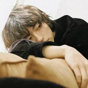 男头日系_日系黑白搞笑风，手拿擎天柱个性男头照！