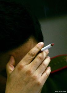 伤感男子叼烟图片_没人懂你的失落？
