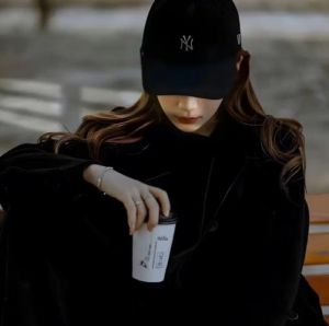 高冷真人女头像侧脸_酷飒慵懒女神照，适合朋友圈还是职场？