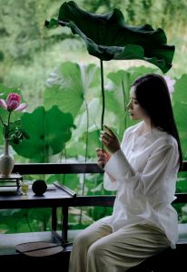 女人心静淡雅的图片_喜欢安静图片做背景墙？分享舒适放松的选择