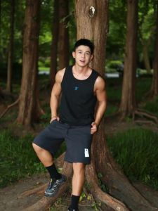高帅小哥健身穿搭超有魅力，正装写真贴心暖人！