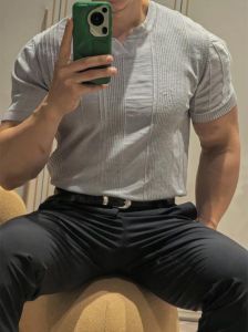 奥特西斯腹肌帅小伙，灰裤配好身材，健身达人！