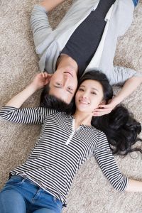 情侣温馨的抱抱图片沙发_甜蜜情侣抱抱照，做头像屏保都超合适！