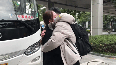 真人亲吻拥抱的动图表情包_情人节必备！火辣辣亲吻拥抱动图，发社交软件让心爱的人超开心！