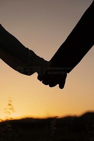 夫妻手拉着手的背景图_情侣手拉手温馨图，适合对戒婚礼头像，传递爱与支持