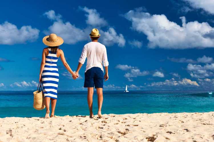 夫妻手拉着手的背景图_情侣手拉手温馨图，适合对戒婚礼头像，传递爱与支持