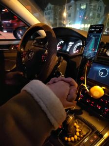 车内情侣牵手真实图片_情侣车内牵手照，温馨甜蜜，发朋友圈分享浪漫时刻！