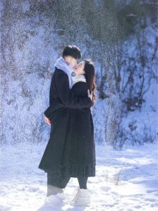 雪中情侣图片唯美浪漫_情侣车内深情亲吻，唯美雪景太暖了！