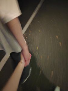 情侣晚上牵手图片_情侣夜游牵手照，浪漫壁纸，甜蜜瞬间分享！