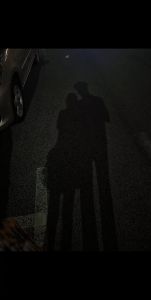 情侣拍路灯背影图片_夜晚路灯下情侣拍背影照，温馨浪漫，多角度摆姿势更上镜