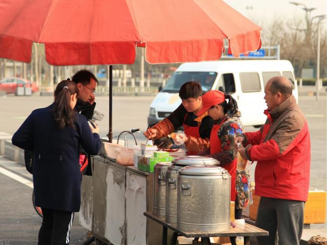 年轻夫妻俩摆摊图片_温馨摆摊夫妻，分享你的街头创业故事！
