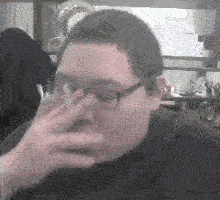 搞笑抽烟动态表情gif_搞笑抽烟GIF表情包，发朋友圈解压，一起乐呵乐呵！