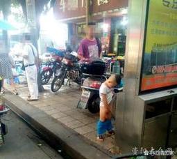 小孩撒尿真人搞笑图片_搞笑小孩撒尿图，逗乐家人朋友，分享快乐小心场合！