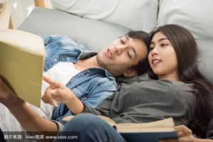 情侣靠在怀里一起看书图片_情侣依偎看书甜蜜照，分享你的温馨阅读时光！