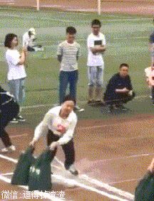 大嘴唇黑人搞笑动图_大嘴唇黑人搞笑图，聊天必备表情包！