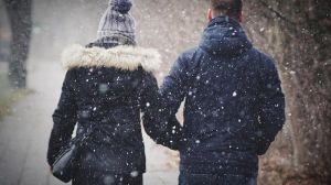 雪中牵手情侣漫步图片_韩庚卢靖姗雪地牵手超浪漫！你的雪中浪漫故事是啥？