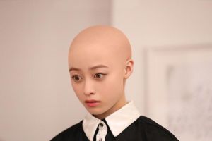 光头照片女生_光头女生自信范儿足，剃头又凉快又时髦，适合哪些场合？