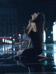 美女难过图片_看到美女难过照片，感受复杂，艺术展情感记录板，配柔和灯，代表心情，讲故事的看法