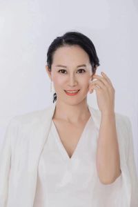 淑女出招蔡佩玲照片_优雅自信，正式场合气质女神