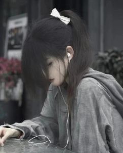 高马尾侧颜女生头像_高马尾侧脸自拍，气场自信，酷酷头像推荐！