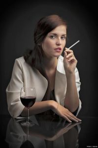 吐烟图片女人霸气图片_抽烟能伤身，拍照别太带感，注意影响和公德