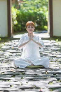 女子唯美禅坐图片_静谧气质美女图，放松身心，适合瑜伽和安静环境，让家或办公室更舒适