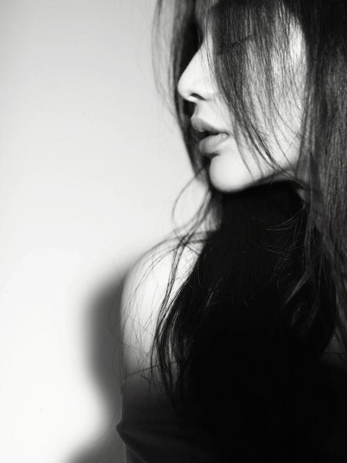 黑白图片美女_又美又勇敢，每张都是传奇