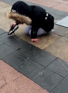 女生罚跪图片_管教孩子适度惩罚，罚跪要公平讲道理，避免伤害