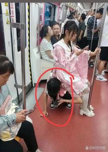 男生坐在女生肚子的图片_男生坐女生肚子上，欢乐互动社交媒体必备