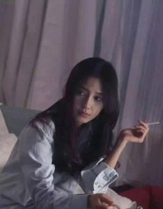 女生抽烟照片_抽烟女孩图引争议？放警示标签防误导！
