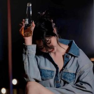 女人难受的图片唯美_美女山野独行照，坚强励志，分享你的登山故事！